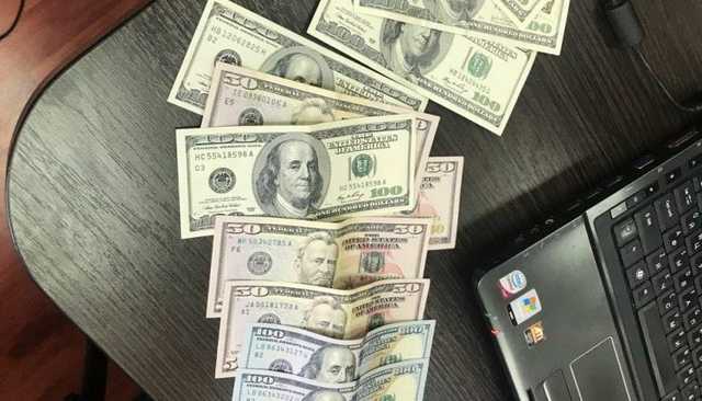 В Херсоне директора департамента горсовета задержали при передаче взятки