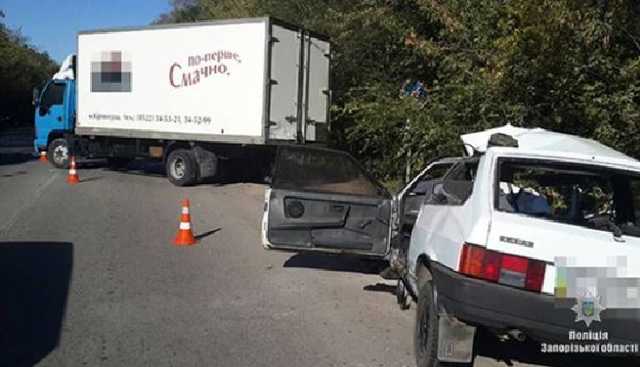 В Запорожье легковушка влетела в грузовик, есть погибшие