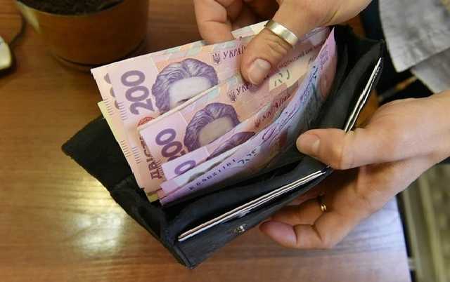 Средняя зарплата и самая "денежная" профессия в Украине: озвучены свежие данные