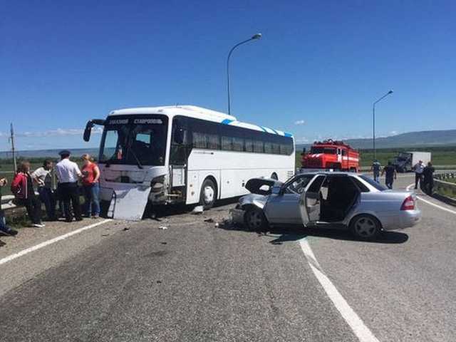 В Крыму слетел с трассы автобус, который вез людей с Керченской переправы