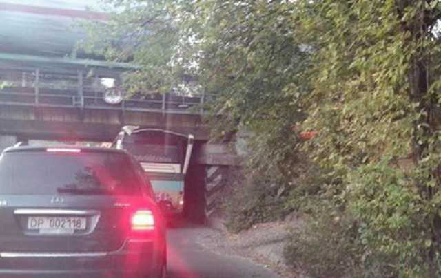 В Шевченковском районе автобусу сорвало крышу