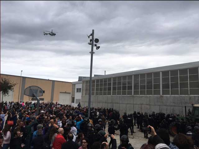 В Каталонии начались первые стычки во время референдума