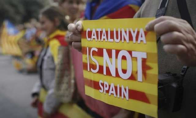 В Каталонии возле избирательных участков пролилась первая кровь