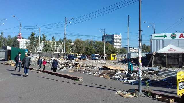 В Киеве возле метро "Лесная" массово сносят МАФы