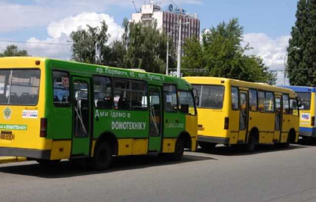 Маршрутка загорелась на ходу, появилось видео панического спасения