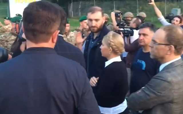 Тимошенко вручили протокол о незаконном пересечении госграницы в Шегини