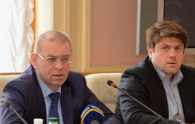 Муженко мешает Пашинскому наживаться на войне – волонтер