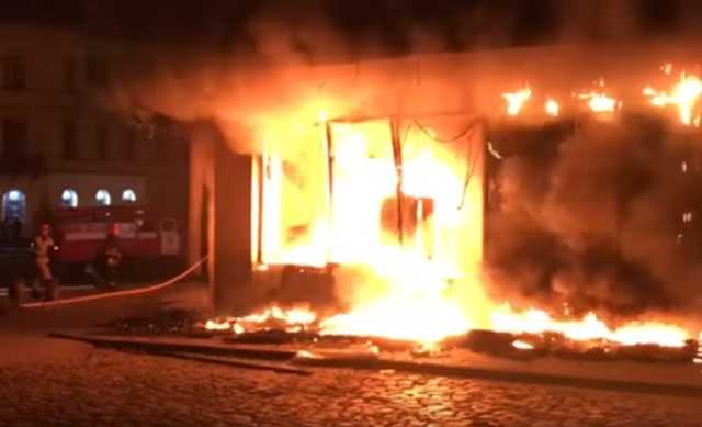 Появились кадры пылающего «Сбербанка» РФ во Львове