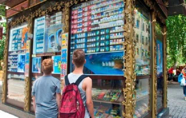 Як тютюнові компанії "присаджують" наших дітей на цигарки