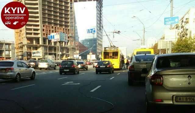 На оживленном столичном проспекте оборвались провода