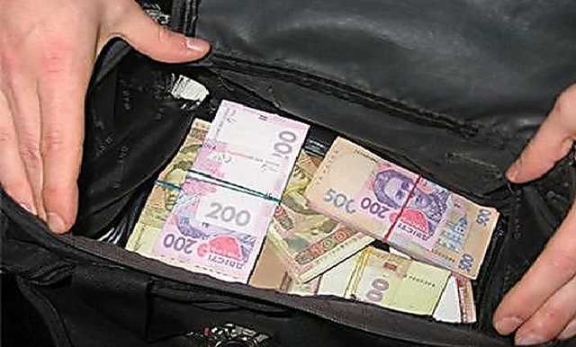 В Киеве у директора предприятия отобрали сумку с миллионом гривен