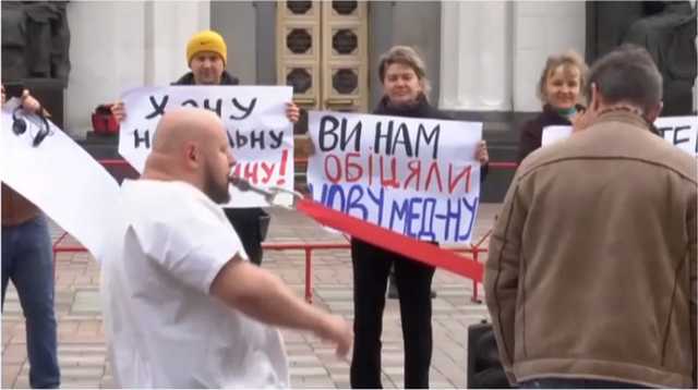 Киевский медик призвал депутатов последовать его примеру и "протащить зубами" медреформу