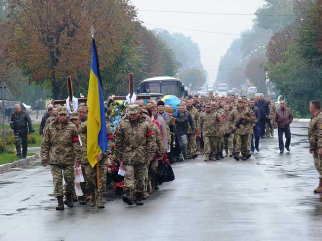 Плакало небо и люди: В Хмельницкой области попрощались с погибшими пилотами Л-39