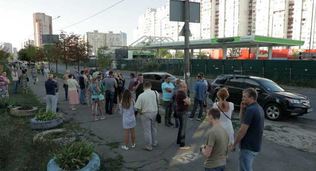 В Киеве митингующие разгромили АЗС на ул. Ревуцкого и забросали яйцами начальника Дарницкого управления полиции