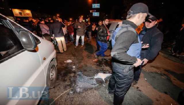 Активисты разгромили скандальную АЗС на Ревуцкого в Киеве