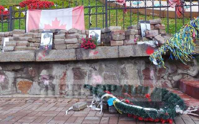 В столице разрушили памятник Небесной сотне: над вандалом пытаются устроить самосуд