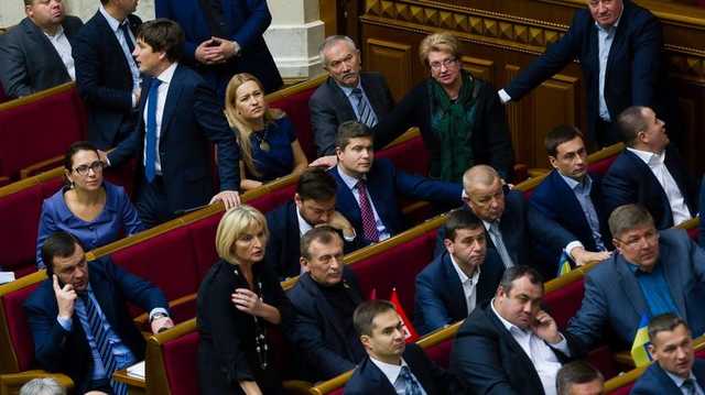 Для принятия законов о Донбассе Раду поделят на две группы