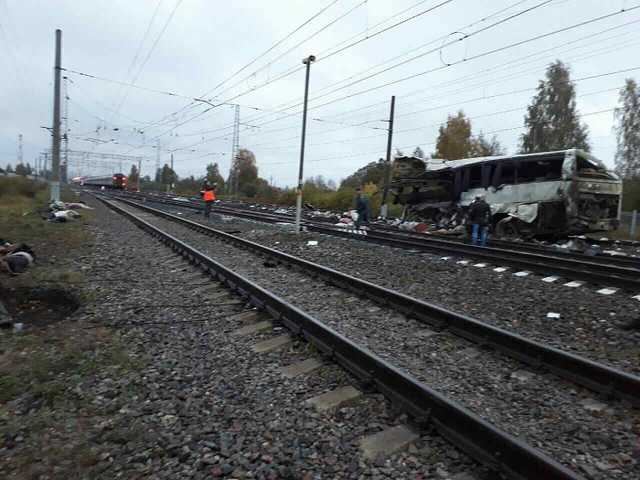 В России при столкновении поезда с автобусом погибло 17 человек