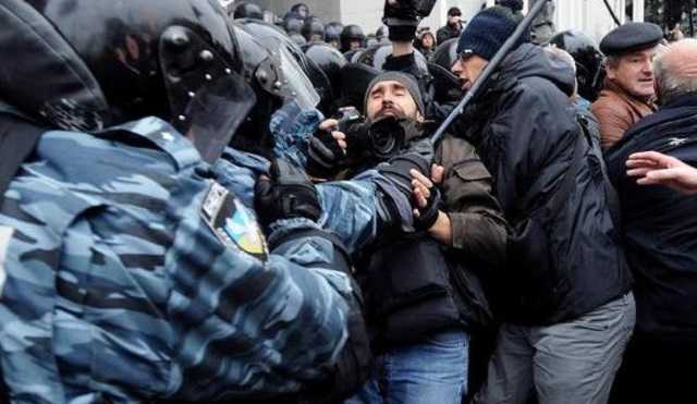 Под Радой “Беркут” жестко заломал бойца “Азова”