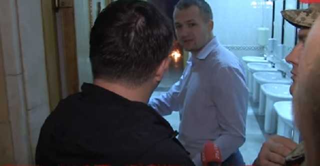 Нардепы бросили еще одну шашку в туалете Рады