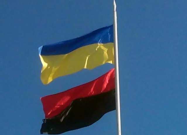 Бойцы ВСУ подняли возле линии разграничения украинский флаг