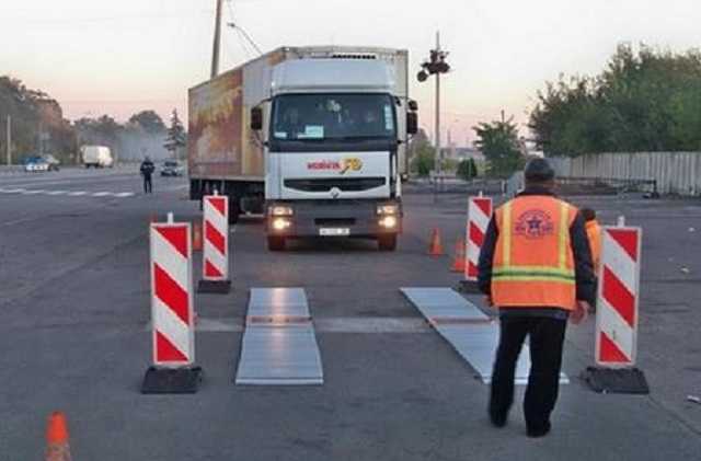 В «Укртрансбезопасности» за «откат» снижают штрафы за перегруз фур в десятки раз