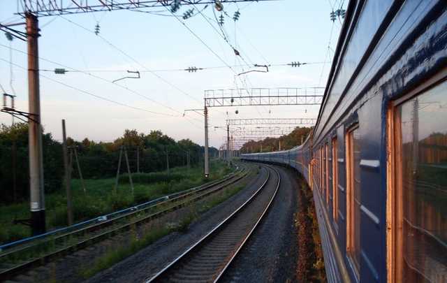 Под Львовом неадекватный мужчина выпрыгнул из поезда на полном ходу