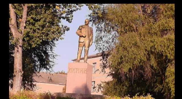 Отреставрированные памятники Ленину и Калинину демонтировали в Одесской области: фото