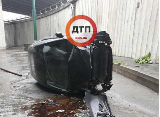 В Киеве автомобиль упал с моста