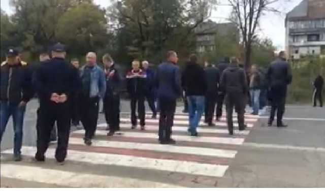 В Ужгороді водії-далекобійники розпочали протест, перекрито трасу