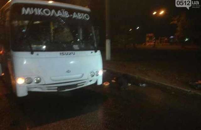В Николаеве автобус насмерть сбил мужчину и женщину