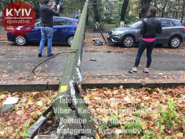 Несколько авто уже утонули: в сети показали последствия масштабного ливня в Киеве