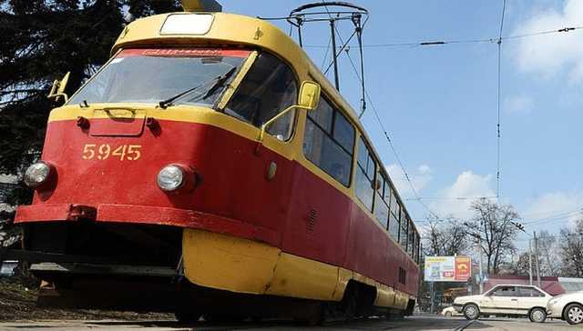 На Оболони под колесами трамвая погиб человек