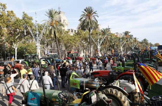 У здания парламента Каталонии собрались тысячи людей, ожидающих провозглашения независимости