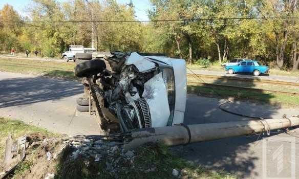 В Кривом Роге маршрутка снесла столб и "легла" на бок, пострадали 11 человек