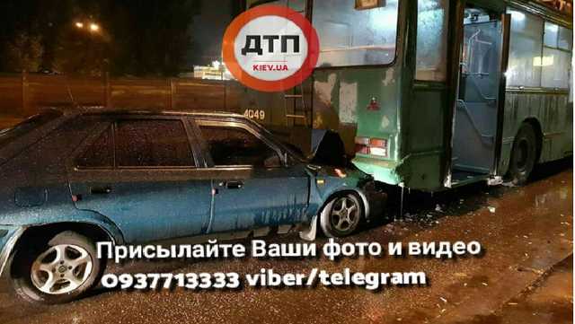 П’яний "друг" Гройсмана на легковику протаранив тролейбус