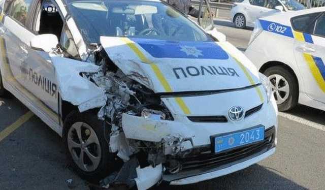 ДТП с выключенными мозгами: столкнулись 2 машины патрульной полиции