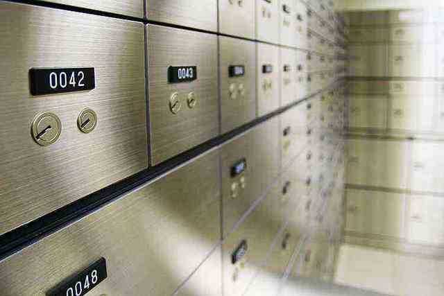 Безнадежные сейфы: почему украинцам опасно хранить деньги в банковских ячейках