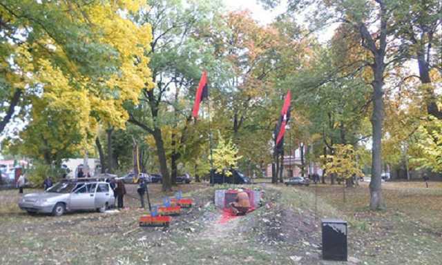 В Харькове облили краской памятный знак воинам УПА