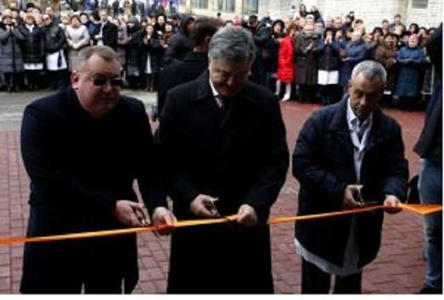 Смотри, Петро, не перепутай: войскам — танки, роддомам — пеленки