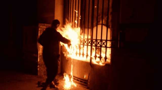 Художник Павленский поджег "Банк Франции" в Париже