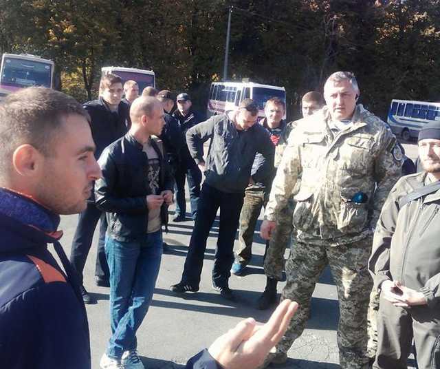 Выбросил сумку и обозвал «дебилом»: В Виннице водитель маршрутки выгнал АТОшника