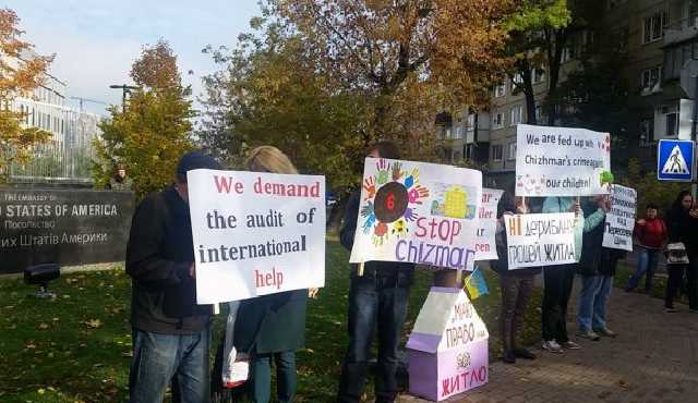 Акция под посольством США: переселенцы объявили голодовку