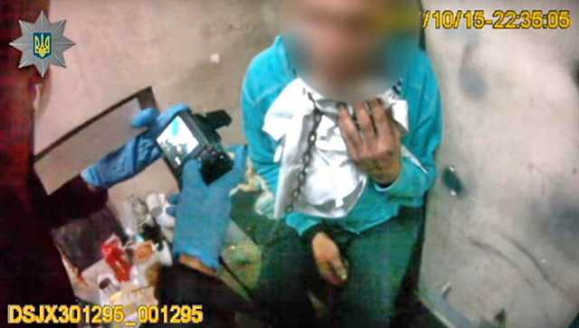 В Одессе мужчину посадили на цепь за долг в 550 долларов