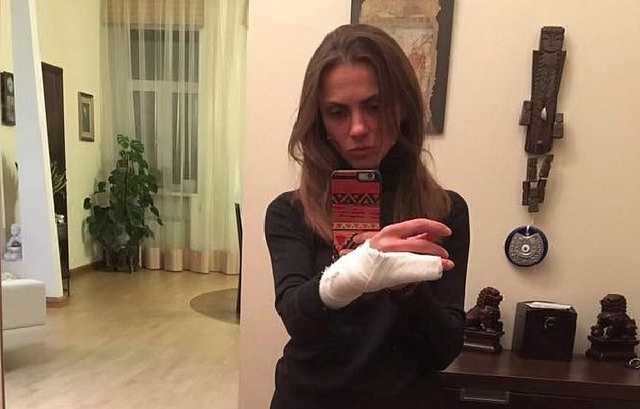 Полицейского, сломавшего женщине руку, от службы не отстранят, но могут направить к психологу