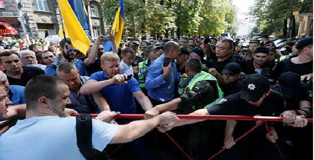 Из-за митинга Саакашвили детей попросили не идти в школу