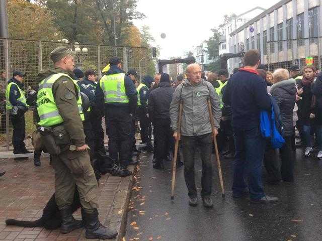 Участники митинга начинают приходить под Раду: пропуск осуществляется через металлоискатели