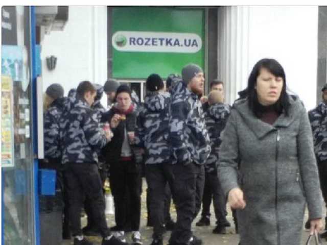 Пенсионеры и "спортики": в сети показали "акционеров" в центре Киева