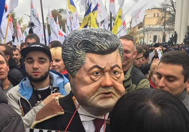 Под Радой на митинге появился "президент" с отрубленными руками