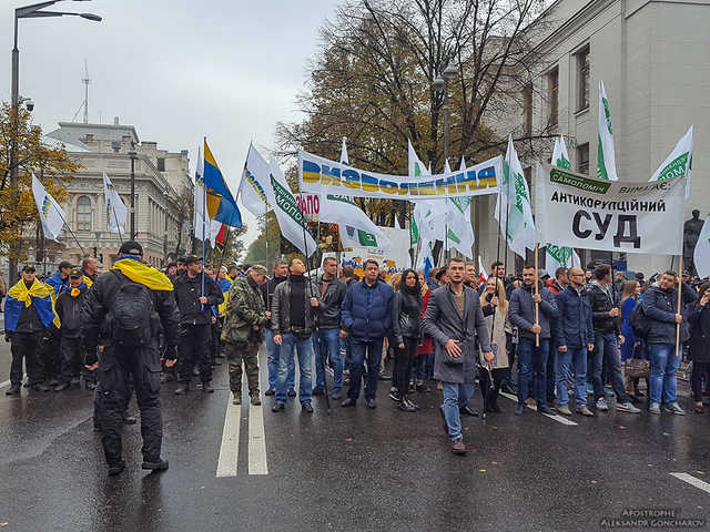 Без политики: вкладчики под Радой требуют — «Верните наши деньги!»